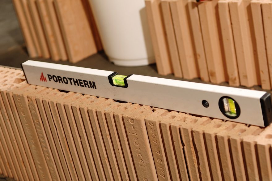 Waterpas stellen eerste laag Porotherm PL25