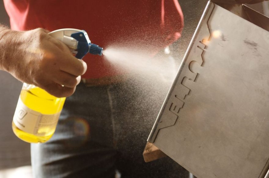 Lijmbak voorzien van gereedschapsolie