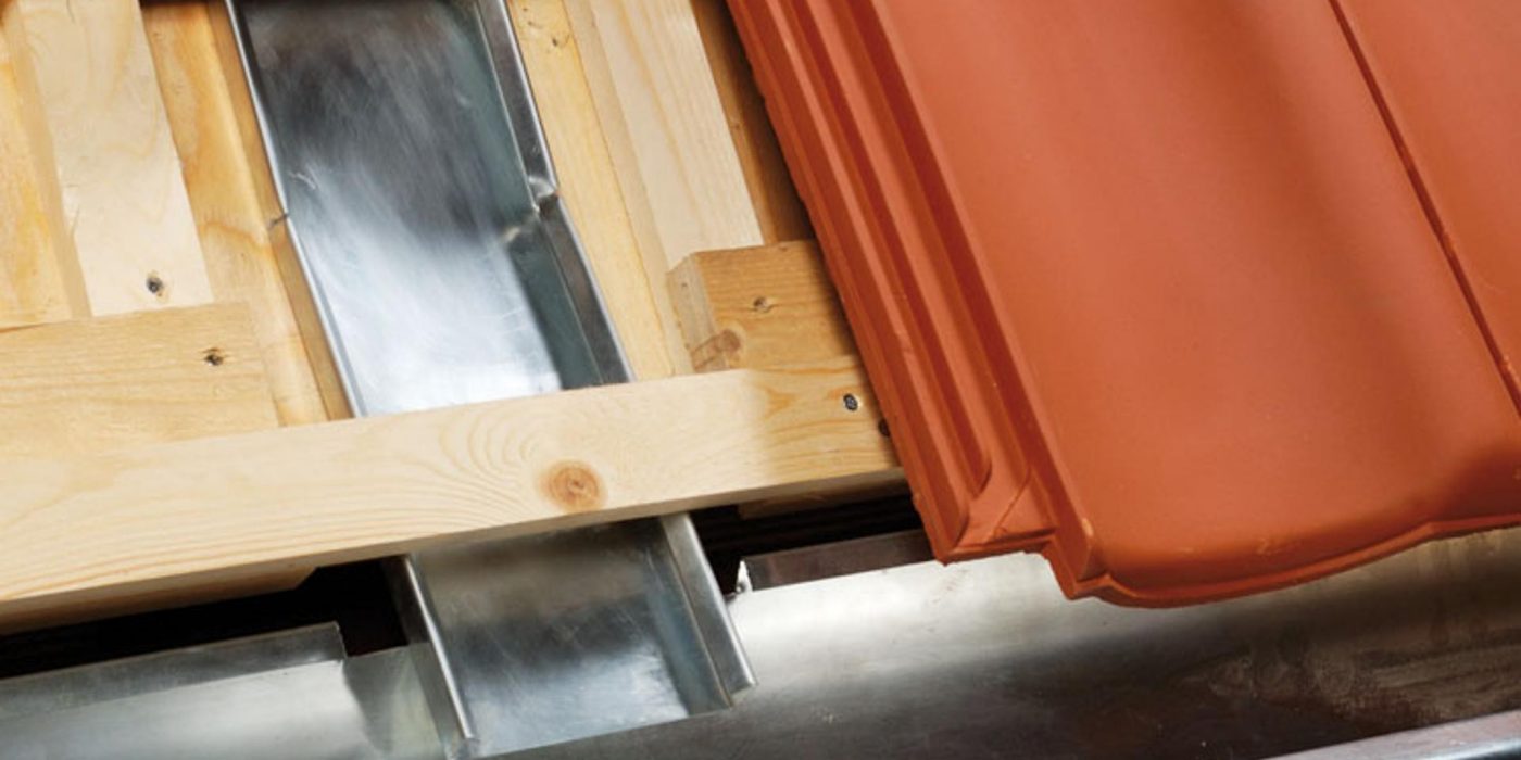 Koramic daktoebehoren: aansluitingen - verholen goot. Niet keramische kwaliteitsproducten voor een technische en esthetische afwerking. Regendicht en ventilatie mogelijk. Technisch en esthetisch dakafwerking bij aansluitdetails, snijlijnen en ventilatieopeningen. Niet keramische kwaliteitsproducten:  Nok- en hoekkeperafwerking, Onderdakfolie, Panhaken, Aansluitingen, Bevestiging dakpannen, Dakvoetafwerking en Koraflex Plus.