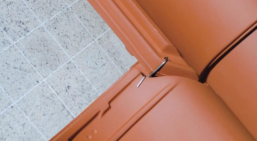 Toepassing detail panhaak. Koramic dakpannen verankeren. Roestvast staal. 