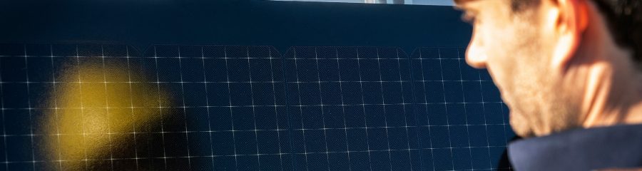 Sfeerbeeld van een installateur die Wevolt X-Roof gaat installeren