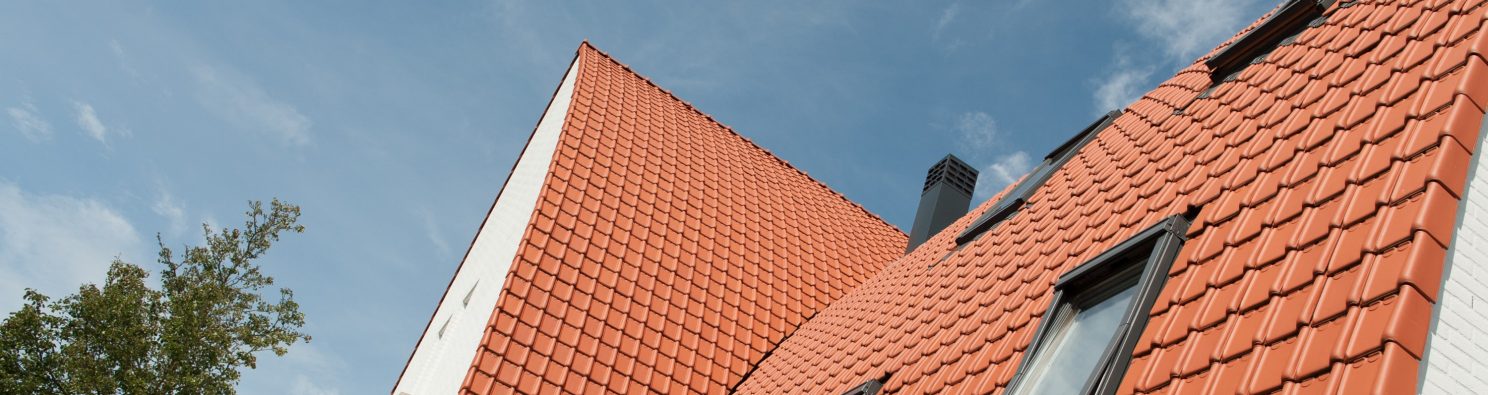 Gebogen daken met keramische pannen