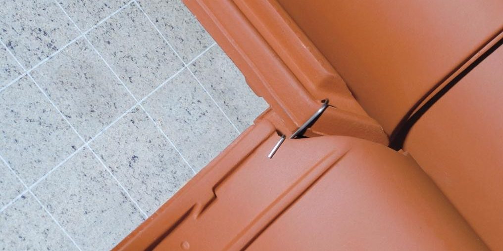 Toepassing detail panhaak. Koramic dakpannen verankeren. Roestvast staal. 