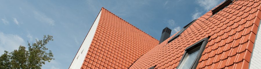 Gebogen daken met keramische pannen