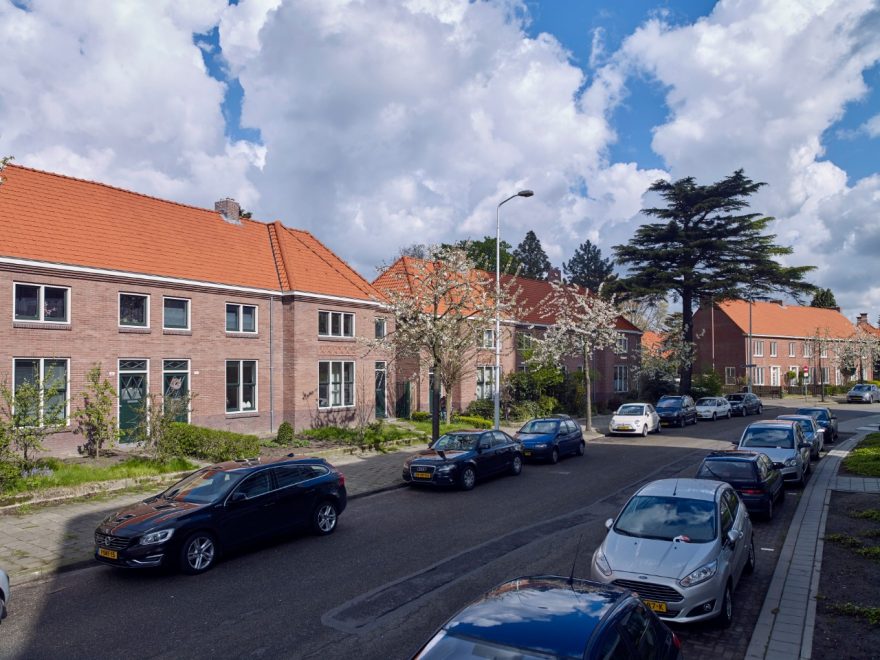 Gevelbaksteen: Rood Kolengestookt VB WF, | Dakpannen: Tuile du Nord 44 Natuurrood 600 en Blauw Gesmoord 706 | Grootschalige Renovatie Philipsdorp | Vooroorlogse Woonwijk, Eindhoven | Architect: Architectenbureau BouwhulpGroep, Eindhoven | Completion Date: 2017-01-01