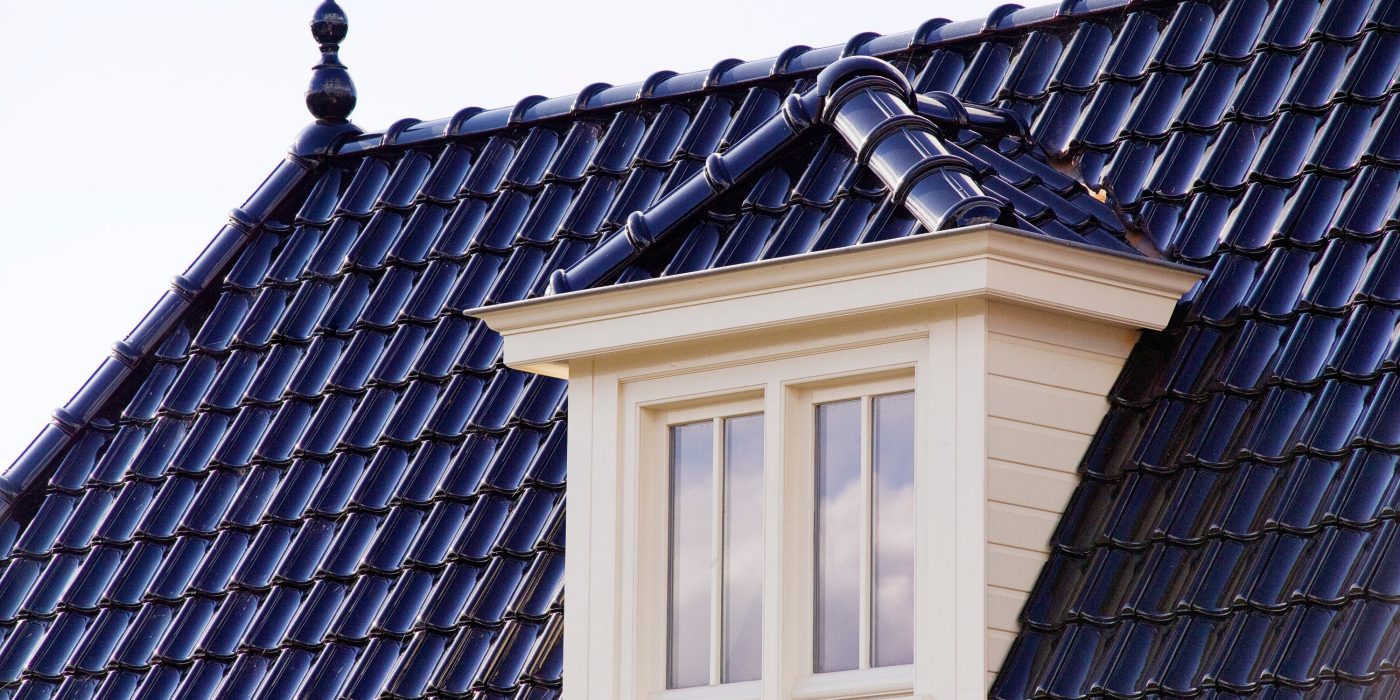 Nieuwbouw vrijstaande woning, Rhenen. Keramische piron op vorstenhoed met ontmoetingen nok- en hoekkepers. Bouwstijl Classica VHV.