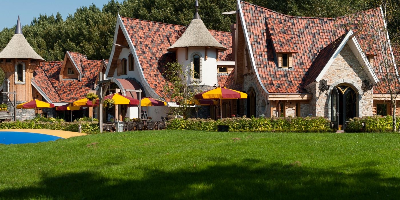 Tuile du Nord 44 Amarant 848, Oud Koper 876, Lustre 877, Rustiek Engobe en Tuile du Nord 44 Oud Latem Blauw Gesmoord 721, Rood 879 | Nieuwbouw pannenkoekenrestaurant Hans & Grietje | Zeewolde | Architect: EEvolv3D, Harderwijk | Contractor: Aannemersbedrijf v.d. Heijkant, Biddinghuizen | Client: Eigenaar pannenkoekenhuis | Completion Date: 2016-01-01