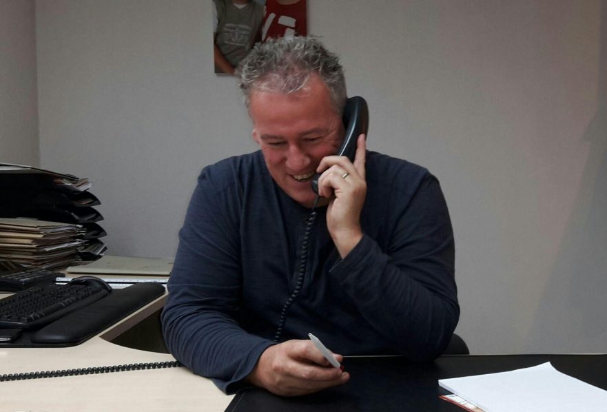 Mark Zwitserloot aan de telefoon - Zwitserloot Roofing