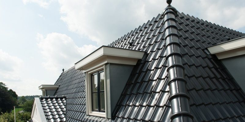 Nieuwbouw vrijstaande woning, Rhenen. Keramische piron op vorstenhoed met ontmoetingen nok- en hoekkepers. Bouwstijl Classica VHV.