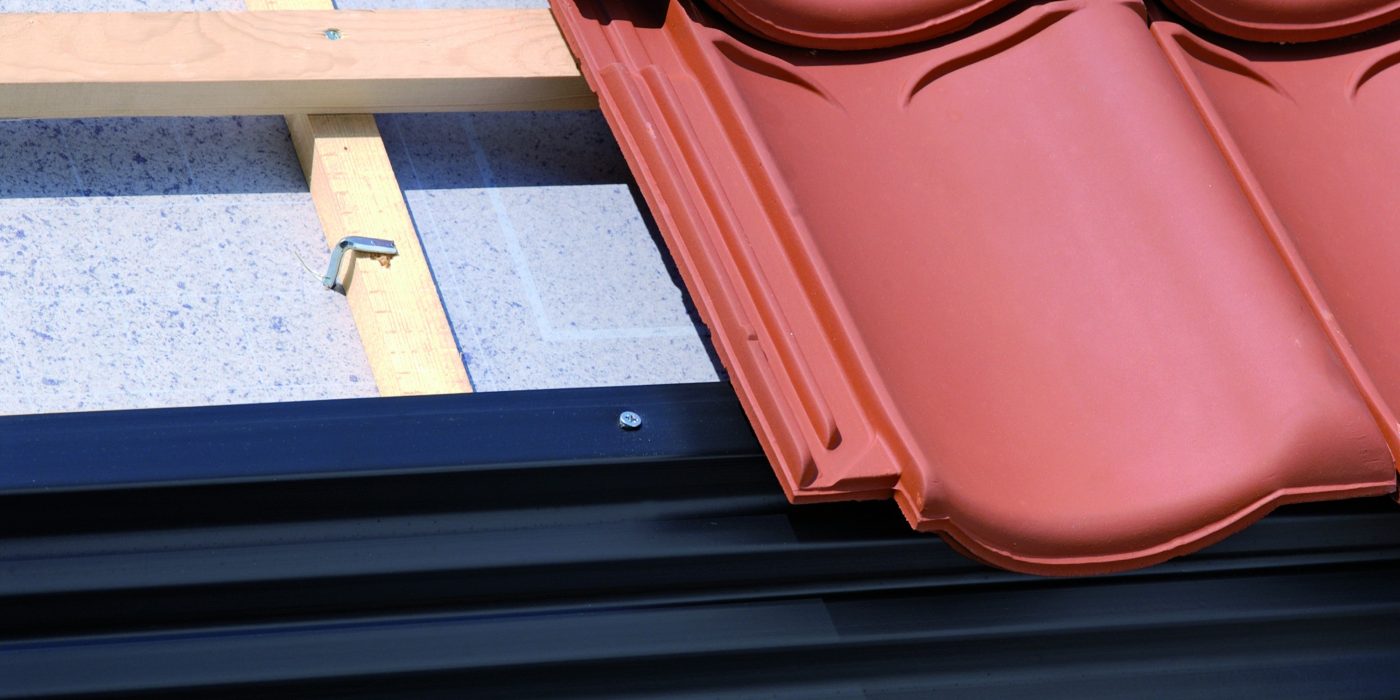 Koramic daktoebehoren: dakvoetafwerking. Dakvoetprofiel. Beschermt het dakbeschot of dakplaat tegen weersinvloeden en opspattend water uit de goot.  Kan alleen of in combinatie met vogelschroot of ventilerende onderlatten worden toegepast. Leverbaar in kunststof (lengte: 1,5 meter; in zwart). Een goede dakvoetconstructie is essentieel voor een goede ventilatie van de dakspouw.  Dakvoetprofielen zorgen voor een mooie afwerking en bescherming tegen regen, wind en stuifsneeuw. Vogels, ratten en muizen worden geweerd met het Koramic combidakvoetprofiel, de vogelschroot of de vogel/muisschroot. Niet keramische kwaliteitsproducten voor een technische en esthetische afwerking. Regendicht en ventilatie mogelijk. Technisch en esthetisch dakafwerking bij aansluitdetails, snijlijnen en ventilatieopeningen.