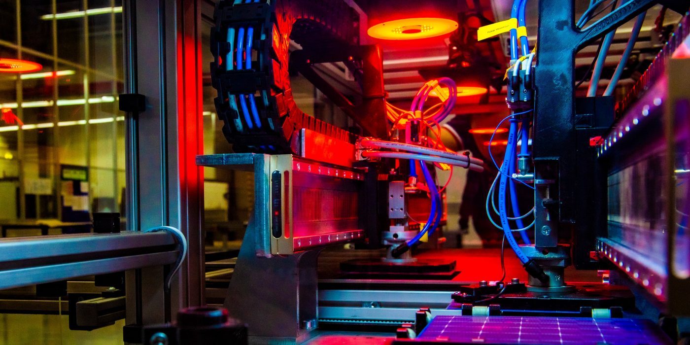 Een tevreden huiseigenaar met Wevolt Alegra 10 zonnedakpannen.