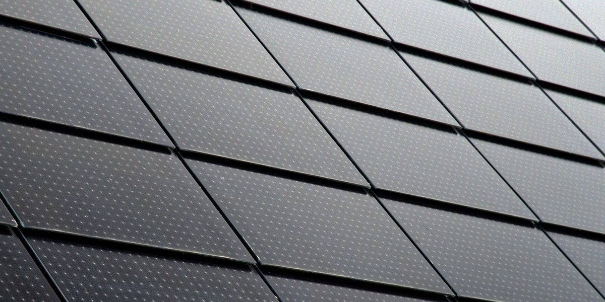 Een tevreden huiseigenaar met Wevolt Alegra 10 zonnedakpannen.