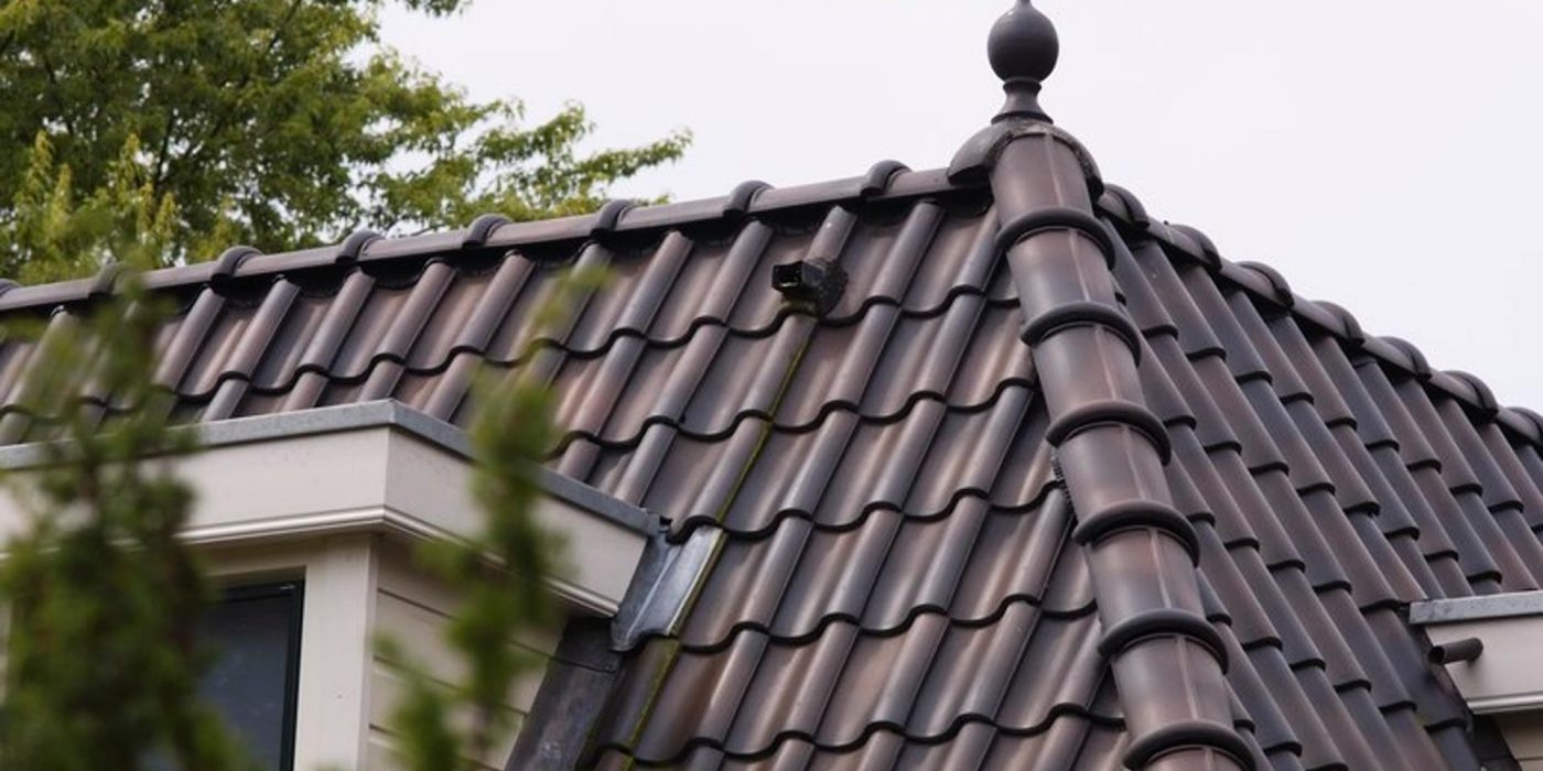 Nieuwbouw vrijstaande woning, Rhenen. Keramische piron op vorstenhoed met ontmoetingen nok- en hoekkepers. Bouwstijl Classica VHV.