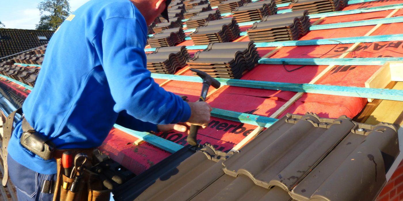 Koramic daktoebehoren: onderdakfolie project Well. Drie soorten: Premium 2S, Classic Super 2S met dubbele kleefstrook en Classic. Niet keramische kwaliteitsproducten:  Nok- en hoekkeperafwerking, Onderdakfolie, Panhaken, Aansluitingen, Bevestiging dakpannen, Dakvoetafwerking en Koraflex Plus. Niet keramische kwaliteitsproducten voor een technische en esthetische afwerking. Regendicht en ventilatie mogelijk. Technisch en esthetisch dakafwerking bij aansluitdetails, snijlijnen en ventilatieopeningen.