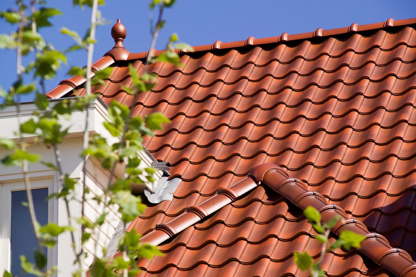 Koramic keramische hulpstukken. panafhankelijke hulpstukken: gevelpannen, chaperonpannen, dubbele welpannen, knikpannen, onderpannen, bovenpannen en halveen driekwartpannen. niet panafhankelijke hulpstukken: nok- en schubvorsten.