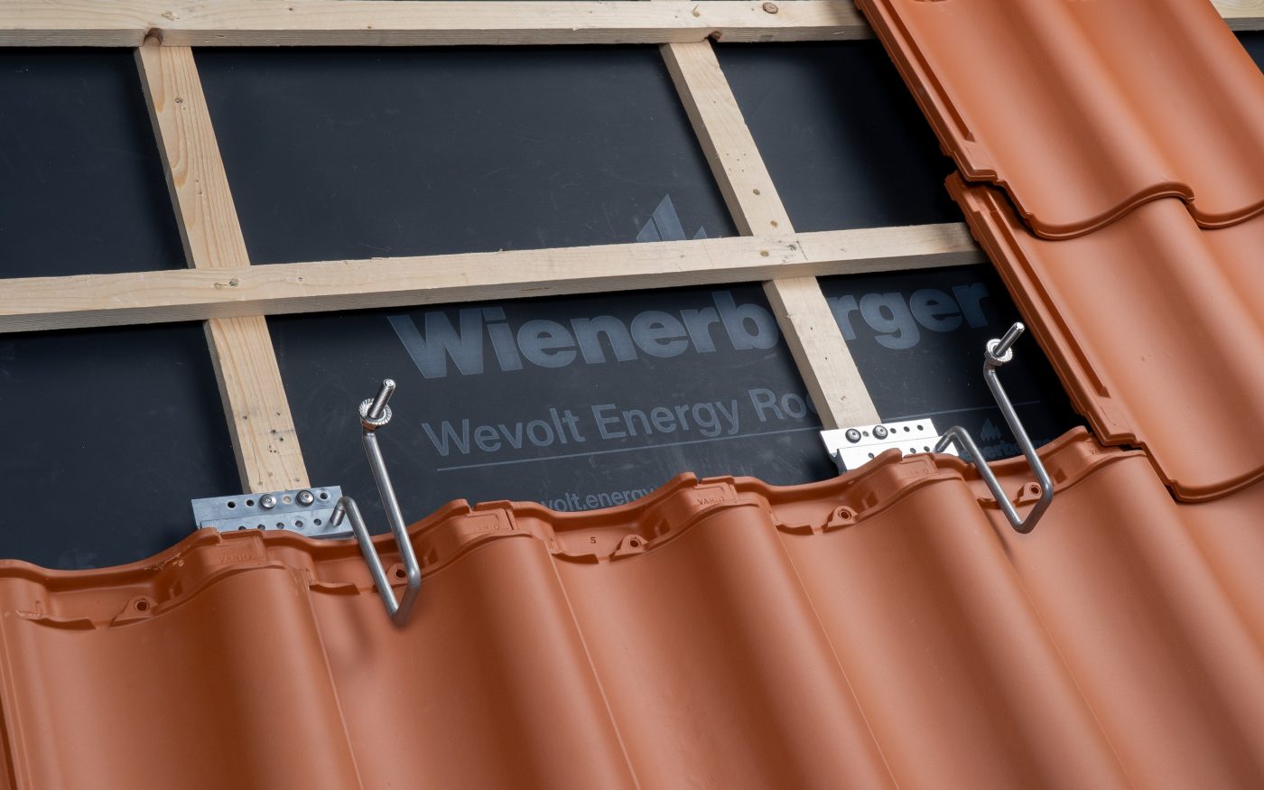 Verwerkte product foto van de OVH Vario natuurrood plus in combinatie met de Ventilatie/Haakdoorvoerpan 