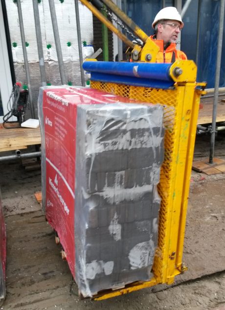 Mechanisch opperen van bakstenen middels een huloklem