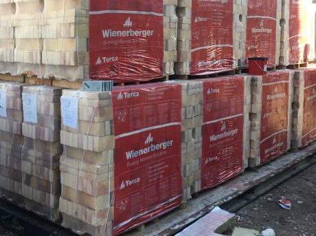 Baksteenpakketten op een schone, droge en vlakke ondergrond zoals steigerdelen