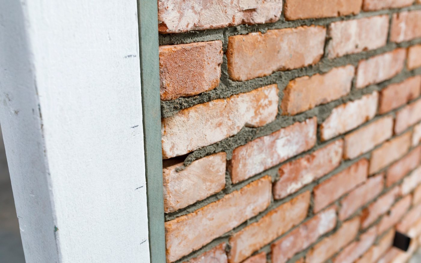 Plaatsen van bakstenen met traditionele metselwerk afweking bij de latjes