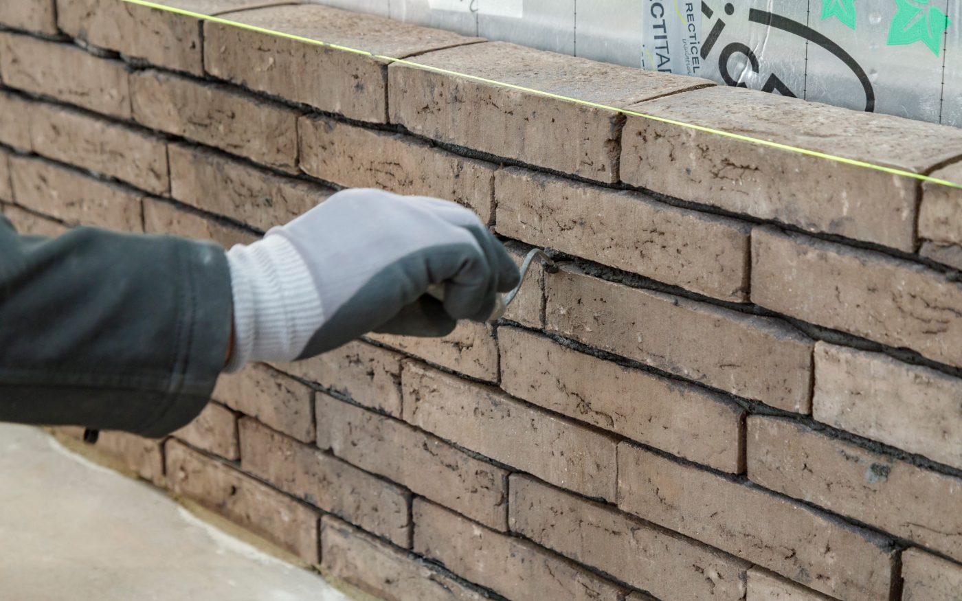 Gemetselde gevel plaatsen en voegen uitkrabben