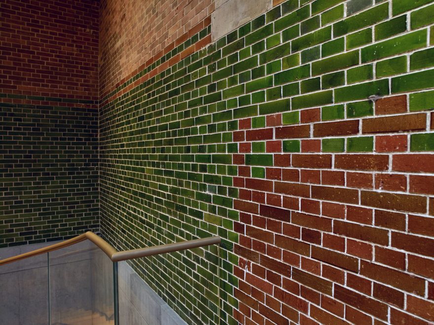 Renovatie de Beurs van Berlage, Damrak, Amsterdam. Architect: Bierman Henket architecten met projectarchitect Henk van Laarhoven. Adviseur: van Bremen Bouwadviseurs, Sanne Mouwen en Wietse den Hartog Opdrachtgever: Beurs van Berlage  Aannemer: N.J. de Nijs te Warmenhuizen. Bouw Matrialen Handel, BMH: Cementbouw Heemstede, Jan Woudhuizen en Niels Bethlehem. Maatwerk Glazuurstenen in verschillende formaten en 15 kleuren die passen bij de oude stenen: 1 kleur geel, 3 kleur blauw, 4 kleuren bruin, 2 kleuren grijs-wit, 3 kleuren wit en 2 kleuren groen (de laatste loodhoudende glazuur): Een deel van het interieur is aangepast rond de receptie (ruimte 0.012), de oude pantry (ruimte 0.06) nu trap naar souterain, twee toiletgroepen (ruimte 0.05) nu  en de tentoonstellingsruimte in de kelder.  Jaar van oplevering: 2017 Rode strengperstenen (uni-rood van Panningen): Nieuwe metselwerkboog rechts van huidige receptie (t.p.v. oude pantry). Rood kolenstook Renova van Wienerberger Bemmel: Vervangen van bestaande deur (Stalen dir met rechte latei) naar nieuwe deur aan achterzijde van de Beurs (Beursstraat). Aanpassing van het metselwerk met segmentboog en inboetwerk. Zie bijgaande foto.