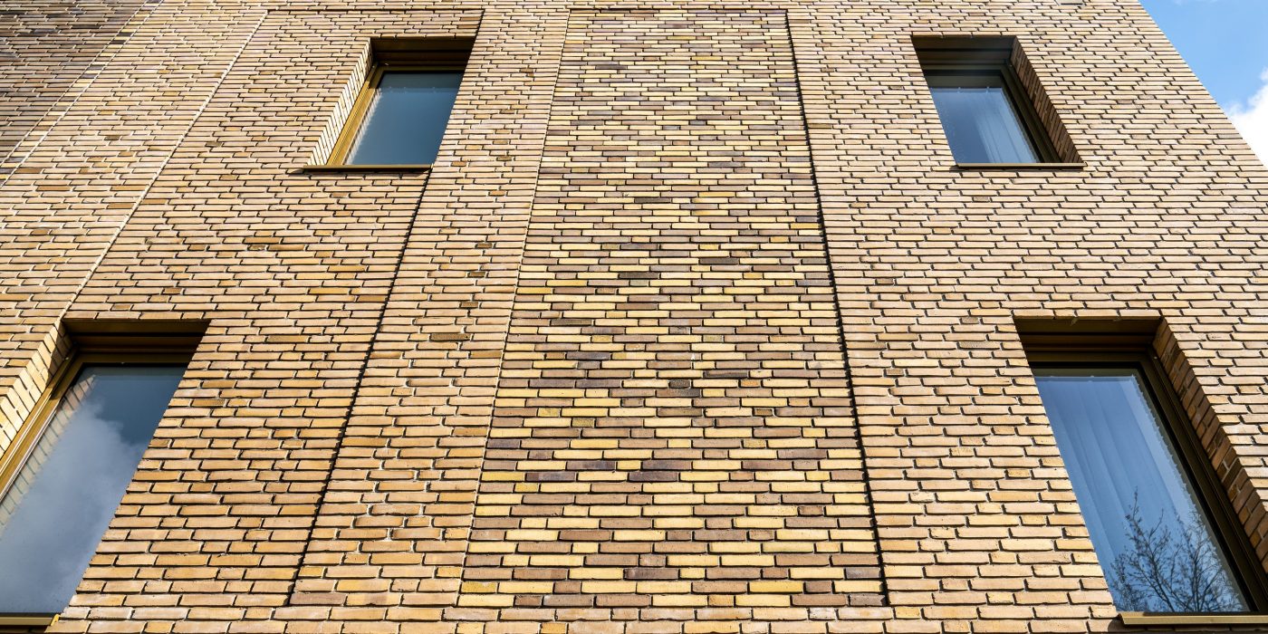 Gevelstenen: Hoornbloem WS WF en Teunisbloem WS WF. Architect: Evelien van Veen, Van Veen Architecten. Opdrachtgever: Vitaal Zorgvast. Aannemer: BAM Wonen. Belegger: Apollo Vastgoed. Nieuwbouw innovatief woonzorgconcept | Hofje Wendakker, Heerde