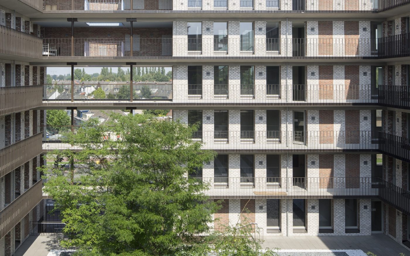 Public Transport Terminal Breda with clay  blocks, facing bricks and paving bricks; Brick Award Nominee 2018; Koen van Velsen Architecten; Photo: René de Wit