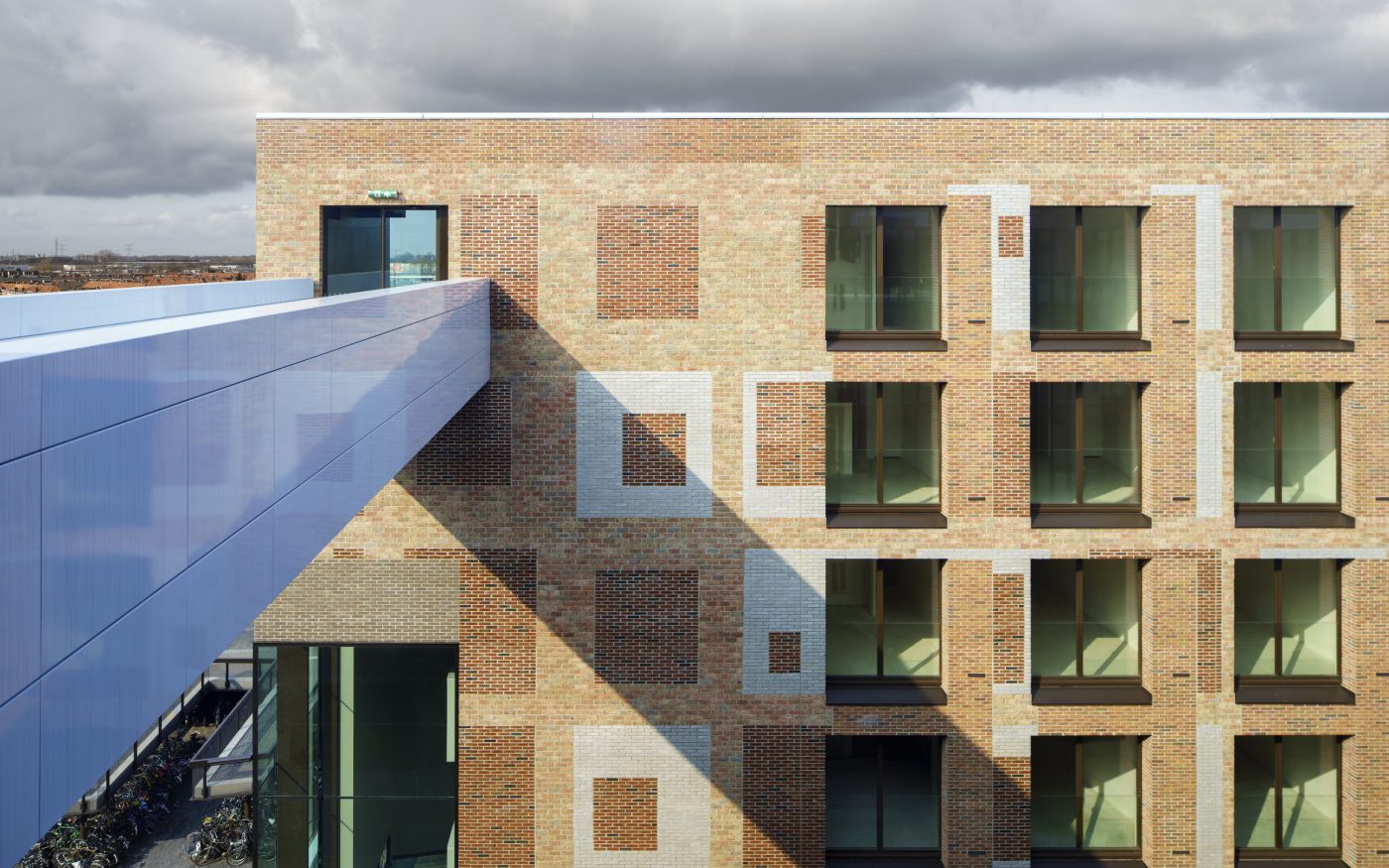 Public Transport Terminal Breda with clay  blocks, facing bricks and paving bricks; Brick Award Nominee 2018; Koen van Velsen Architecten; Photo: René de Wit