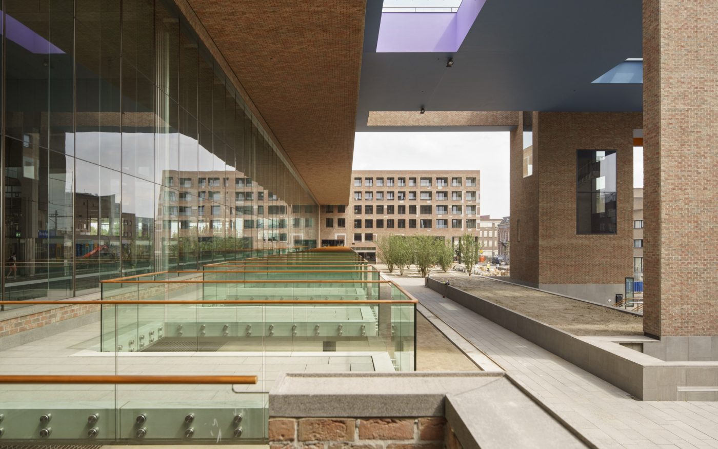 Public Transport Terminal Breda with clay  blocks, facing bricks and paving bricks; Brick Award Nominee 2018; Koen van Velsen Architecten; Photo: René de Wit