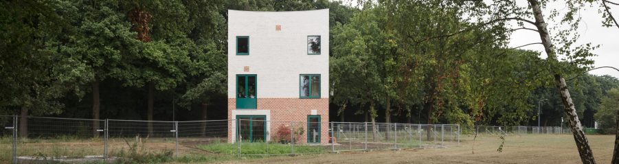 South side with entrance, Atlas House, single-family house with facing bricks, Brick Award 2018 Winner Categoy "Feeling at home", Monadnok, Photo: Stijn Bollaert