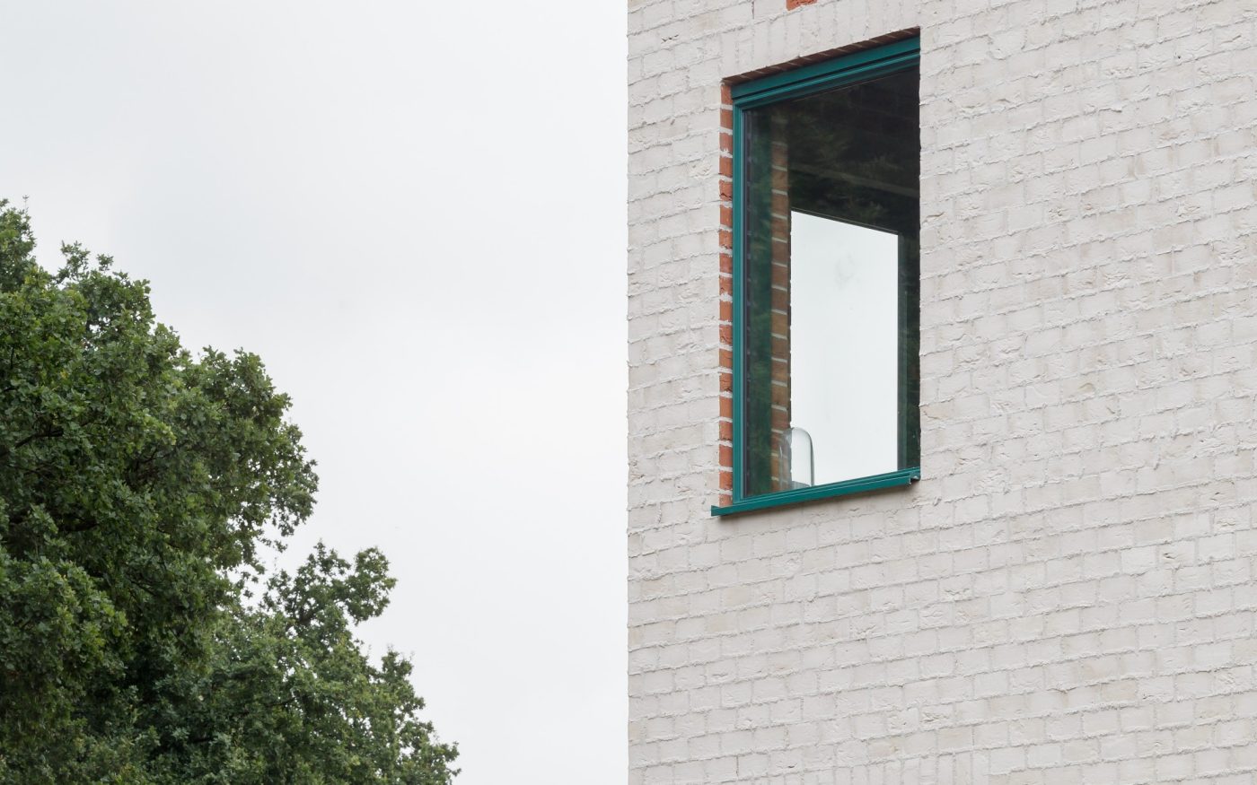 red bricks in the window reveals, Atlas House, single-family house with facing bricks, Brick Award 2018 Winner Categoy "Feeling at home", Monadnok, Photo: Stijn Bollaert