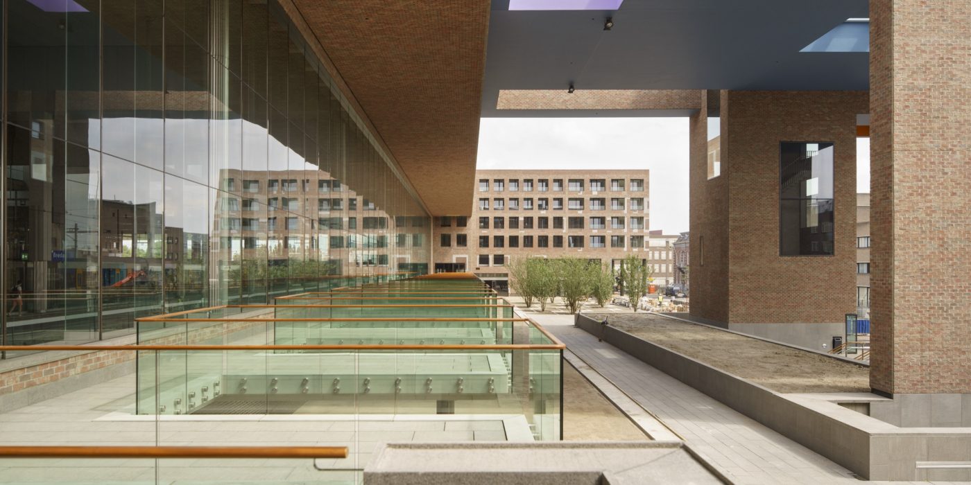 Public Transport Terminal Breda with clay  blocks, facing bricks and paving bricks; Brick Award Nominee 2018; Koen van Velsen Architecten; Photo: René de Wit