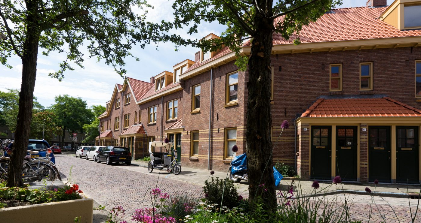 Dakpan: Tuile du Nord 44 Natuurrood 600 | Grootschalige Renovatie 'Tuindorp' | Van der Pekbuurt, Amsterdam | Architect: Architectenbureau Hoogeveen B.V., Amstelveen, Nederland | Client: Ymere, Amsterdam | Completion Date: 2017-02-14