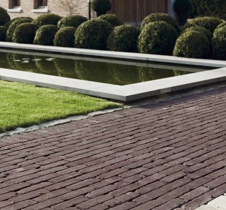 Nieuwbouw voorbeeldtuinen 2011. Straatbakstenen: bruno getrommeld wf, mastiek getrommeld wf, omber getrommeld df, padova getrommeld wf, paviona getrommeld wf, ravenna getrommeld df, torino df en paviona wf.