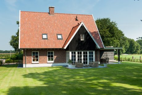 Oude Holle 451 vieilli rood. Vrijstaande woning, Lonneker. Overige informatie onbekend.