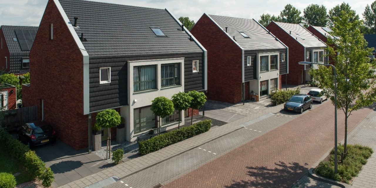 Datura Leikleur Mat Engobe 703 | Nieuwbouw 2-onder-1-kapwoningen Project Buurtstede | Koetserstraat - Klemstraat, Buurtstede, Veenendaal | Architect: Han van Zwieten, Amersfoort | Contractor: UBU, Doetinchem | Completion Date: 2011-01-01