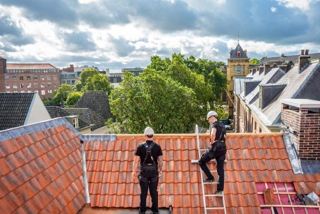 Sfeerbeeld van werkende dakdekkers op het dak