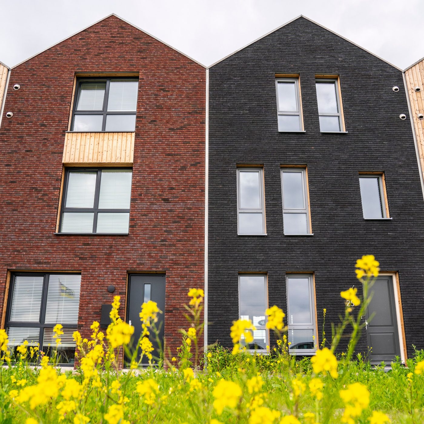 Product: ClickBrick Pure HV Blauwrood genuanceerd, Andalucia, Zwart. Aannemer: Ekowood Houses, Verhaegh Ekobouw en Bouwbedrijf Regeling. Nieuwbouwproject Ekowood Houses | Wiarda, Leeuwarden