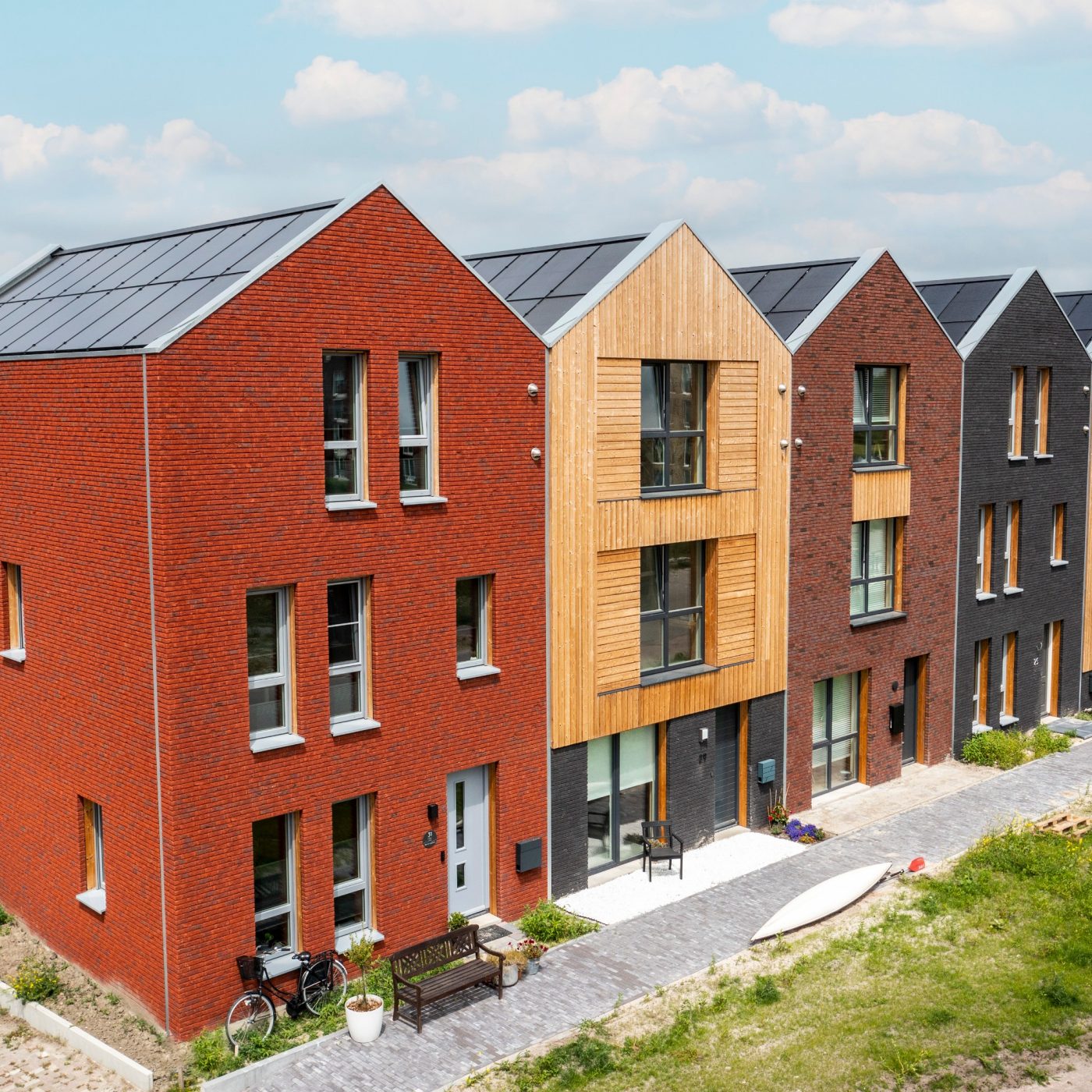 Product: ClickBrick Pure HV Blauwrood genuanceerd, Andalucia, Zwart. Aannemer: Ekowood Houses, Verhaegh Ekobouw en Bouwbedrijf Regeling. Nieuwbouwproject Ekowood Houses | Wiarda, Leeuwarden