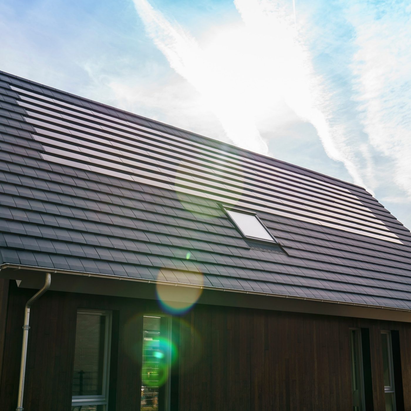 Product: Wevolt X-Tile. Architect/ontwikkelaar: Ekowood Woonconcept. Client: Brummelhuis Projecten. Aannemer: Verhaegh Bouwbedrijf, Grashoek. Installateur: Lucius.nu, Boxtel. Nieuwbouw vrijstaande woning met Wevolt X-Tile | Weidebos, Helden