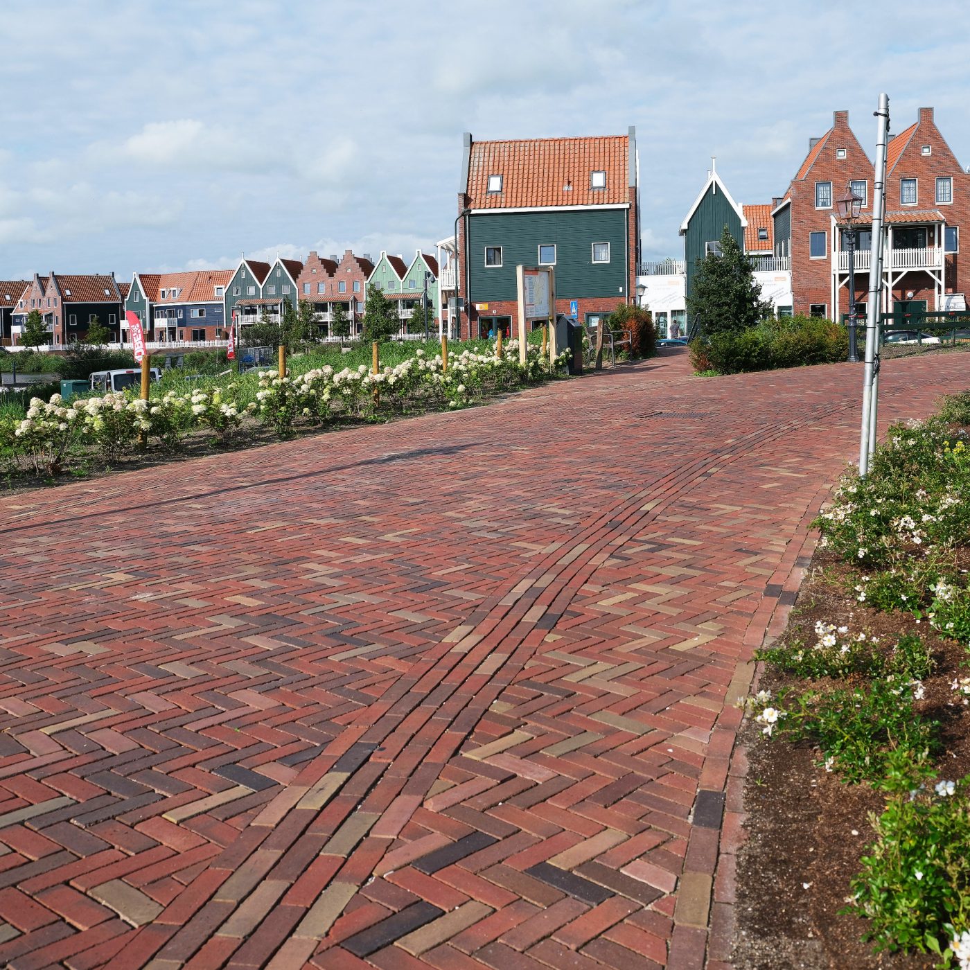 Herinrichting centrum, Volendam | Straatbakstenen: Volendam mix | Aannemer: KWS Infra, Vianen | Opdrachtgever: Gemeente Volendam
