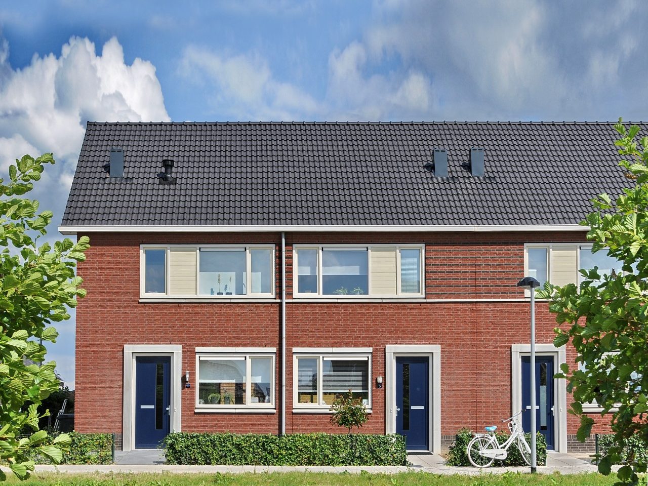 Gevelbakstenen: Marowijne Rood Zand HV WF, Marowijne Zwart Zand HV WF, Duoro Porto Gereduceerd HV WF, Dommelrood HV WF, Dommelrood Gereduceerd HV WF en Dinkelrood HV WF | Dakpan: Modula Zwart Edel Engobe 745 | Nieuwbouw Tussenwoningen | Tiel en Lent | Architect: JongZeeuw Architecten, Herwijnen | Hans Been Architecten BNA, Amerongen & CFC-Architecten BNA, Vianen | Client: SVW Passewaay 60, Druten |  KlokOntwikkeling, Druten