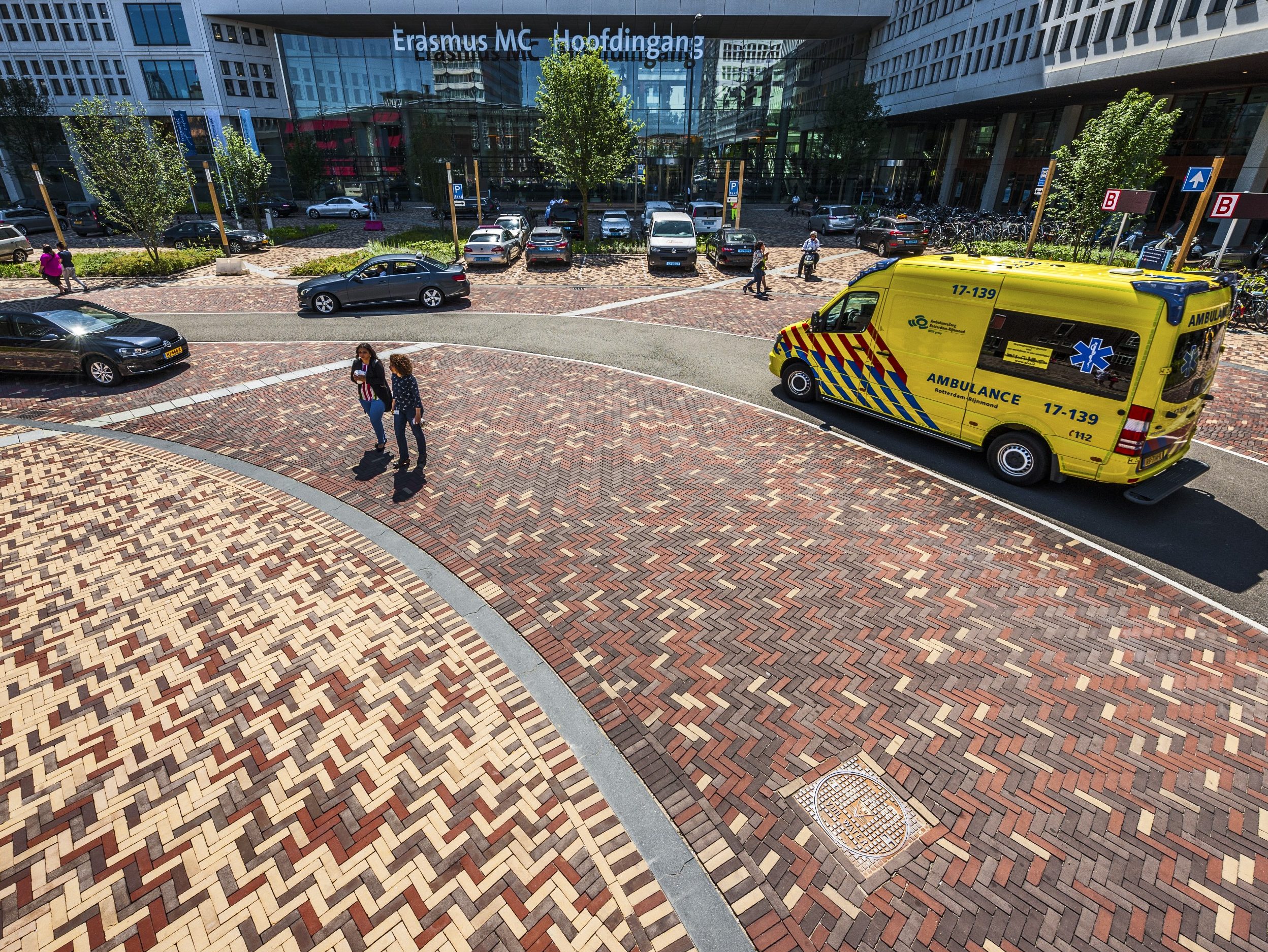 Herinrichting, Erasmus MC, Rotterdam | Straatbakstenen: Mastiek, Omber, Paviona en Siena DF | Architect: Juurlink [+] Geluk BNSP, Rotterdam en Amsterdam | Opdrachtgever: Gemeente Rotterdam en Erasmus Medisch Centrum | Aannemer: Van Dijk Maasland B.V., Maasland - Van den Heuvel, Aannemingsbedrijf B.V., Heesch | Jaar van realisatie: 2017-2018