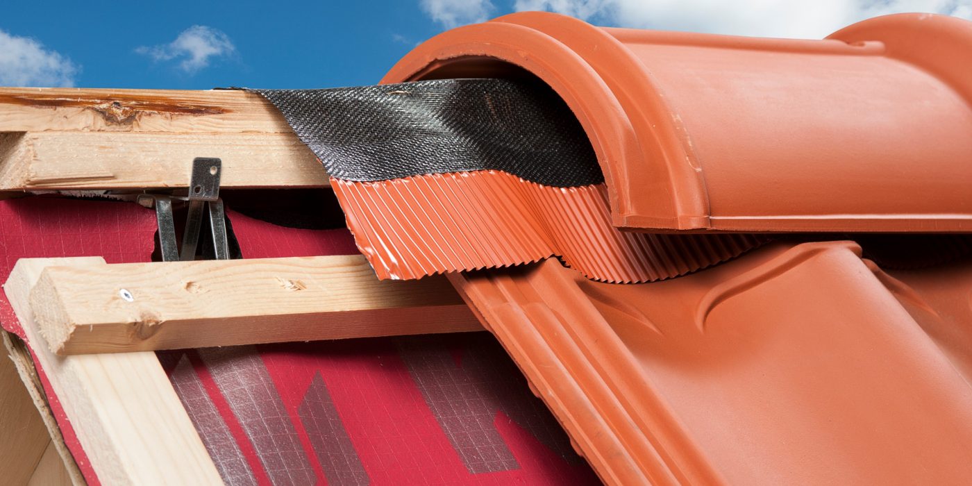 Flexi-Rol Ventilerende ondervorst bestaande uit fijn geweven PP-doek met aan beide zijden een aluminium slab voorzien van 20 mm brede butyl kleefstrips. Te gebruiken bij de nok of bij de hoekkeper  Kleefstrips verhinderen opkrullen en garanderen een duurzame bevestiging  Lange levensduur door goede UV-bestendigheid  Lengte: rol à 5 meter  Breedte: 320 mm  Kleur: rood en zwart Ventilatiecapaciteit 250 cm2/m1 Garantie : 15 jaar