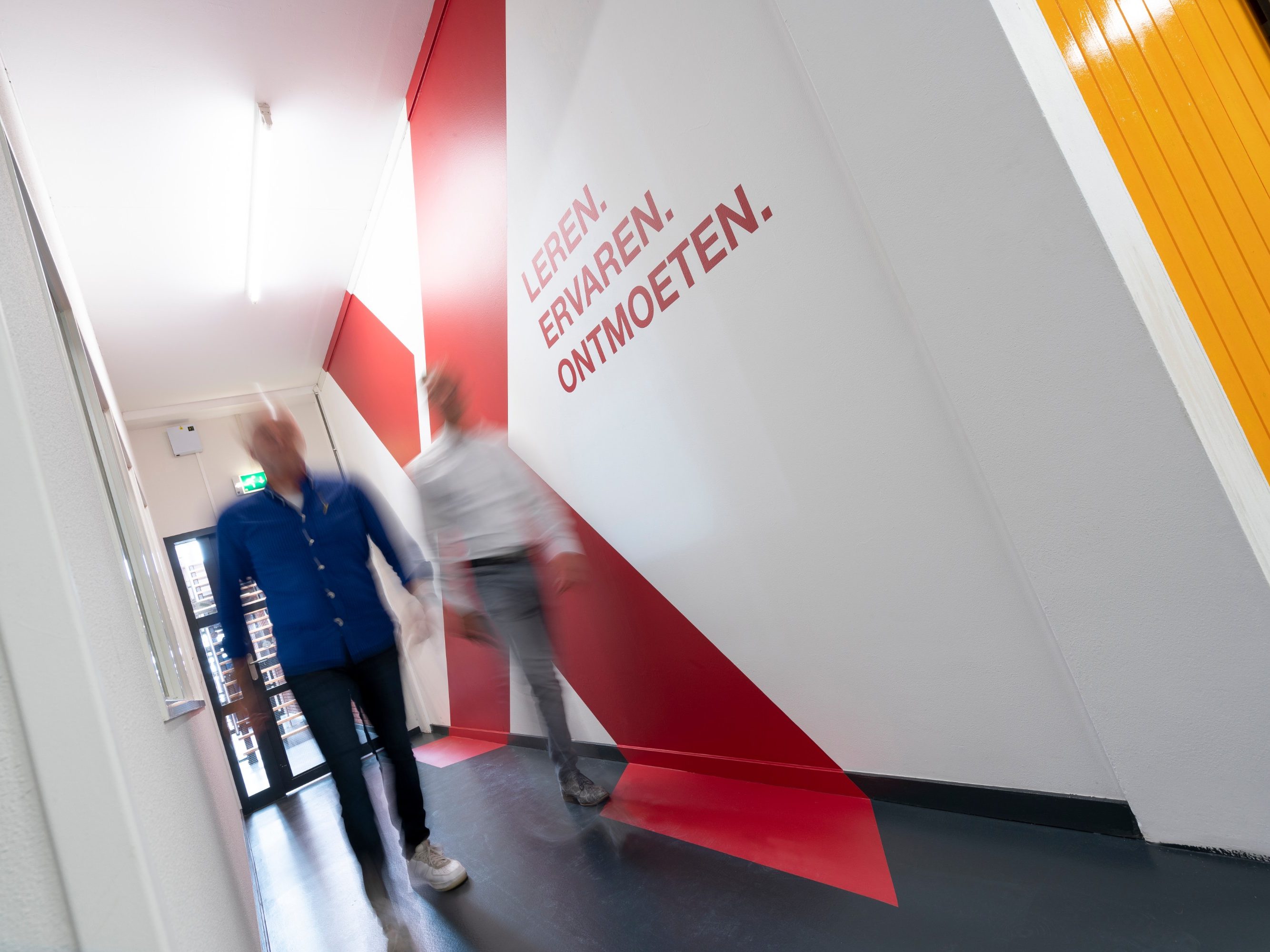 Mood image van bezoekers die naar binnen gaan bij de Wienerberger Xperience Center in Elst