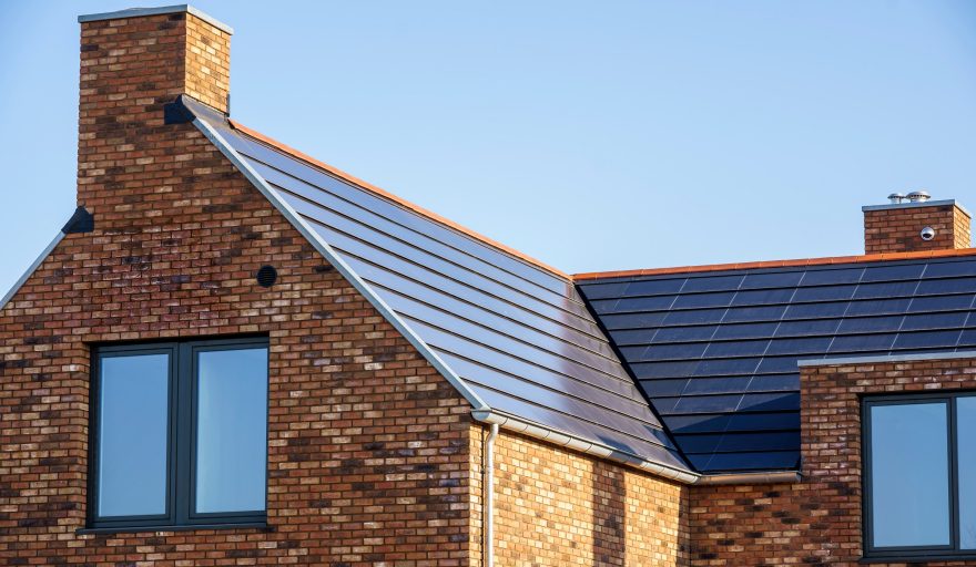 Product: Wevolt X-Roof zwart. Opdrachtgever: Vink Bouw. Architect: Atelier Pro. Installateur: De Duurzame Mannen en Solar & Led. Periode: 2020-2021. Woningen: 27. Zonnepanelen: 3.300. Nieuwbouw 2-onder-1-kap en vrijstaande woningen met Wevolt X-Roof | Roosenhorst, Voorschoten