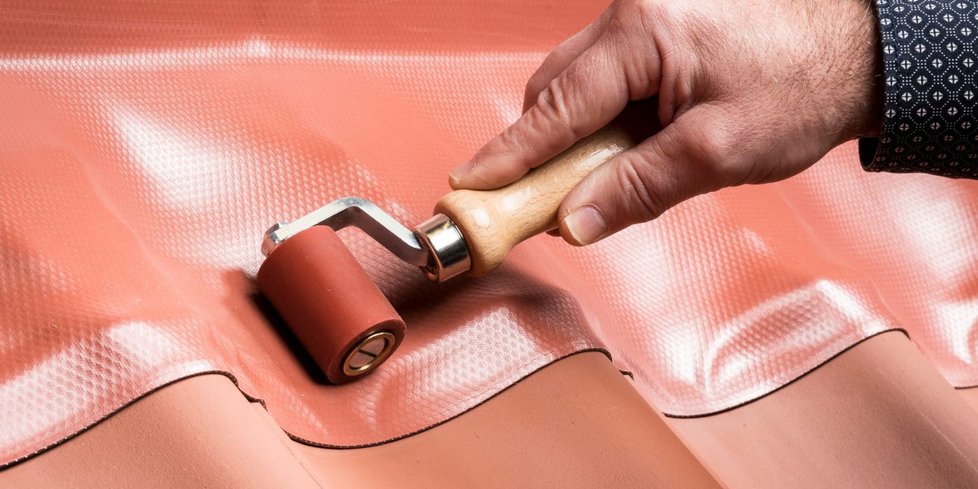 Koramic daktoebehoren: Koraflex Plus, universele loodvervanger voor de afwerking en afdichting van Buitenmuren, Dakkapellen, Schoorstenen, Lichtkoepels, Kilgoten en Dakovergangen. Duurzaam en UV-bestendig polyisobutyleen (PIB).  Wapeningsgaas: flexibel en vervormbaar aluminium. Doorlopende en volledig klevende butyllaag. Leverbaar in de kleuren rood, grijs en zwart in een breedte van 30 cm en 45 cm. Geschikt voor oppervlakken van keramiek, beton of metaal. Bestand tegen temperaturen van -40 °C tot +90 °C.