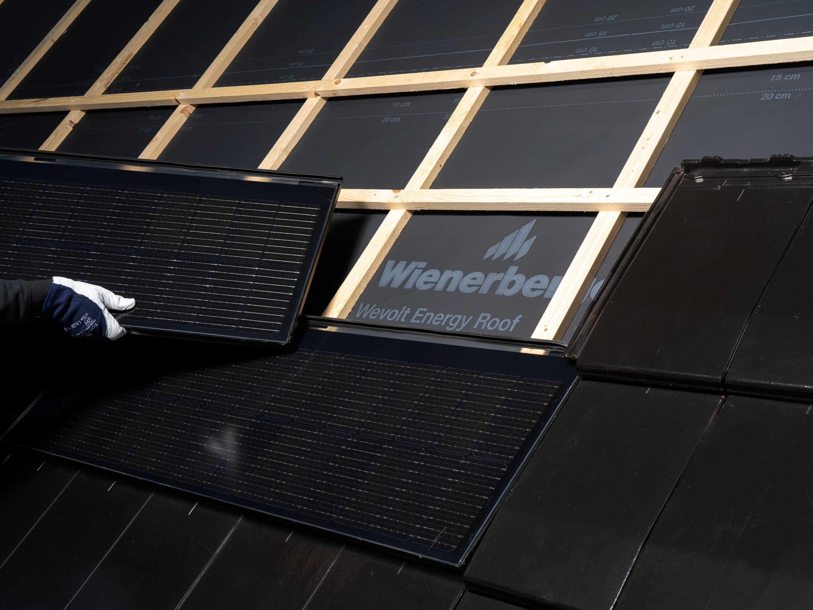 De nieuwe Wevolt onderdakfolie heeft een aantal sterke troeven en de hoge brandwerendheid (klasse B) is de belangrijkste.