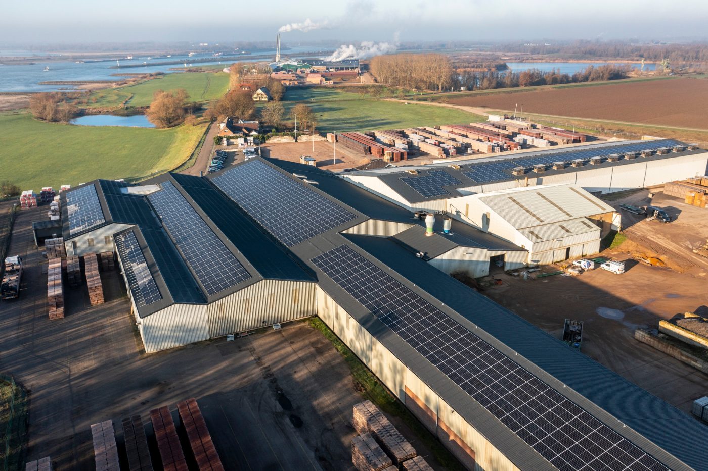 Zonnepanelen dak op Wienerberger fabriek Kijfwaard