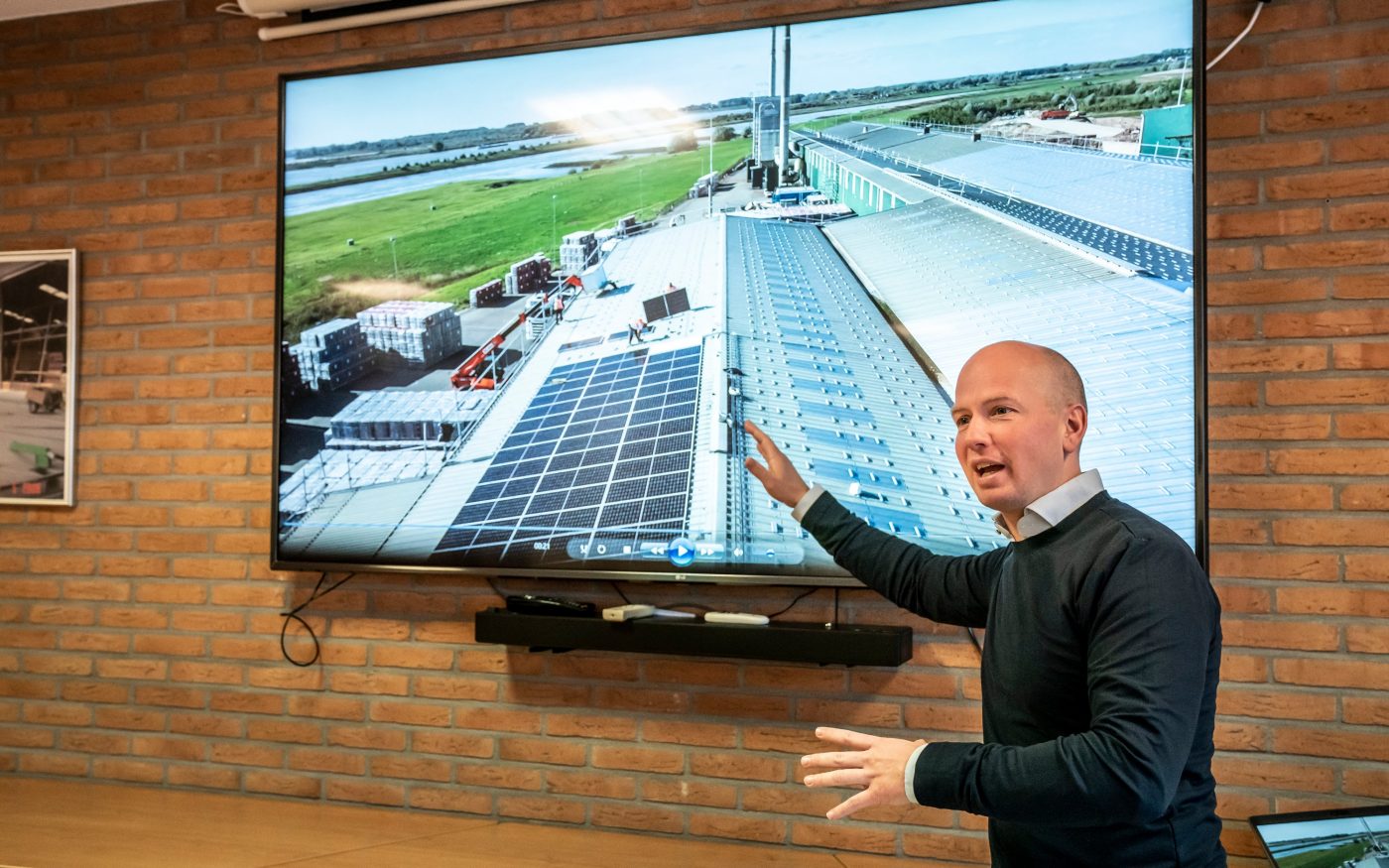 Zonnepanelen dak op Wienerberger fabriek Kijfwaard
